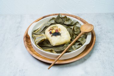 Yeonnipbap, Kore nilüfer yaprağı pilavı, glüten pilavı, hurma ve kestaneler nilüfer yaprağına sarılıp buharda pişirilmiş. Geçmişte, bu yemek Budist rahipler tarafından yapılmış ve tüketilmişti, ama şimdi sağlık bilinci olan insanlar arasında popüler.