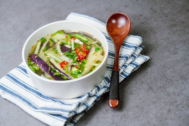 Oinaengguk, Kore Soğutulmuş Salatalık Çorbası, jülyen, baharatlı salatalık soya sosu, sarımsak ve sirkeden yapılan soğuk bir çorba. Popüler bir yaz yemeğidir..