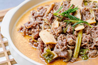 Bulgogi, Kore yemeği, soya sosu, bal, doğranmış yeşil soğan, sarımsak, susam tohumu ve biber ile marine edilmiş sığır eti ve ızgara ile hazırlanır. Fazla sıvı pirinçle karıştırılabilir. Tadı da bulgogi kadar güzel.