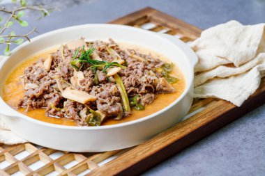 Bulgogi, Kore yemeği, soya sosu, bal, doğranmış yeşil soğan, sarımsak, susam tohumu ve biber ile marine edilmiş sığır eti ve ızgara ile hazırlanır. Fazla sıvı pirinçle karıştırılabilir. Tadı da bulgogi kadar güzel.