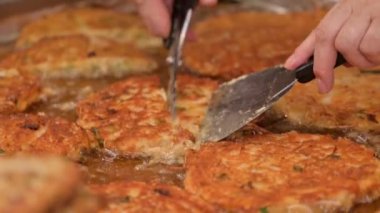 Jeon, baharatlı, dilimlenmiş ya da kıymalı balık, et, sebze vb. tarafından yapılan Kore mutfağı ve bunları yağda kızartmadan önce buğday unu ve yumurta yıkama ile kaplamak.