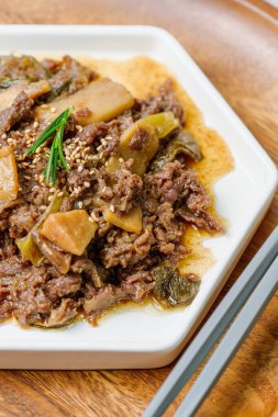 Bulgogi, Kore yemeği, soya sosu, bal, doğranmış yeşil soğan, sarımsak, susam tohumu ve biber ile marine edilmiş sığır eti ve ızgara ile hazırlanır. Fazla sıvı pirinçle karıştırılabilir. Tadı da bulgogi kadar güzel.