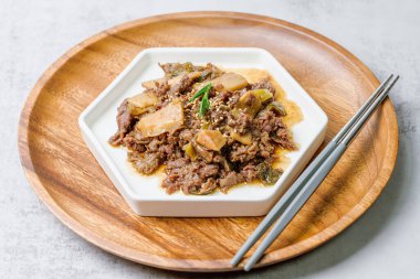 Bulgogi, Kore yemeği, soya sosu, bal, doğranmış yeşil soğan, sarımsak, susam tohumu ve biber ile marine edilmiş sığır eti ve ızgara ile hazırlanır. Fazla sıvı pirinçle karıştırılabilir. Tadı da bulgogi kadar güzel.