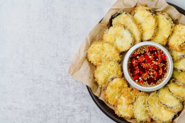 Kızarmış patlıcan, patlıcanı düzleştir ve tempura ununu tara, fazlalıklardan kurtul. Tempura hamuru yapmak için Tempura unu, yumurtayı ve suyu karıştır. Yağ ısınınca hamurdaki kesilmiş patlıcanı kapla ve çıtır çıtır olana kadar kızart. Zekice hizmet et.