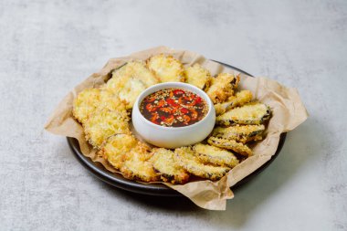 Kızarmış patlıcan, patlıcanı düzleştir ve tempura ununu tara, fazlalıklardan kurtul. Tempura hamuru yapmak için Tempura unu, yumurtayı ve suyu karıştır. Yağ ısınınca hamurdaki kesilmiş patlıcanı kapla ve çıtır çıtır olana kadar kızart. Zekice hizmet et.