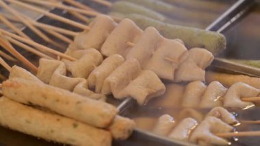 Sıcak çorba ve buğulanmış balık köftesi Oden sokak yemekleri pazarda satılıyor.