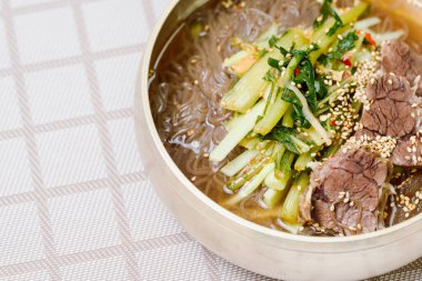 Yeolmunaengmyeon, Kore usulü Karabuğday Eriştesi ve YoungSummer Turp Kimchi, bu yemek, soğan, soğan, biber, sarımsak ve un karışımından elde edilen kimchi çorbası içinde soğuk erişte içeriyor.. 