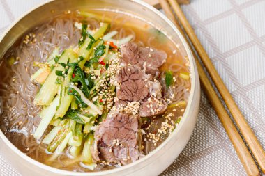 Yeolmunaengmyeon, Kore usulü Karabuğday Eriştesi ve YoungSummer Turp Kimchi, bu yemek, soğan, soğan, biber, sarımsak ve un karışımından elde edilen kimchi çorbası içinde soğuk erişte içeriyor.. 