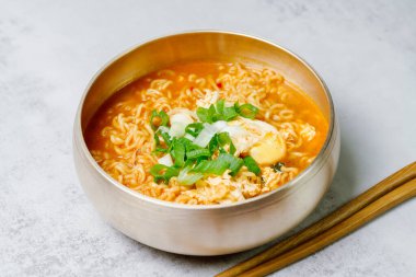 Kore baharatlı ramen tabağı beyaz kasede masada.