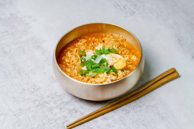 Kore baharatlı ramen tabağı beyaz kasede masada.
