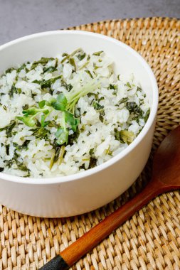 Gondeurenamulbap, Kore usulü Thistle Rice: Kurutulmuş gondeure (devedikeni) ile yapılır, kokulu, yabani bir dağ bitkisi, suya batırılmış ve sıkılmış, bu yemek biraz perilla yağı ile pilav ile servis edilir ve biraz da baharatlı dikenli dikenle kaplanır.,