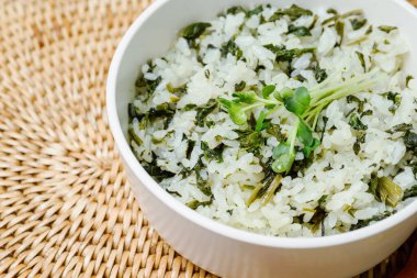 Gondeurenamulbap, Kore usulü Thistle Rice: Kurutulmuş gondeure (devedikeni) ile yapılır, kokulu, yabani bir dağ bitkisi, suya batırılmış ve sıkılmış, bu yemek biraz perilla yağı ile pilav ile servis edilir ve biraz da baharatlı dikenli dikenle kaplanır.,