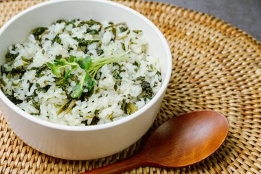 Gondeurenamulbap, Kore usulü Thistle Rice: Kurutulmuş gondeure (devedikeni) ile yapılır, kokulu, yabani bir dağ bitkisi, suya batırılmış ve sıkılmış, bu yemek biraz perilla yağı ile pilav ile servis edilir ve biraz da baharatlı dikenli dikenle kaplanır.,