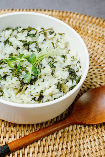 Gondeurenamulbap, Kore usulü Thistle Rice: Kurutulmuş gondeure (devedikeni) ile yapılır, kokulu, yabani bir dağ bitkisi, suya batırılmış ve sıkılmış, bu yemek biraz perilla yağı ile pilav ile servis edilir ve biraz da baharatlı dikenli dikenle kaplanır.,