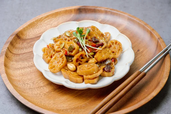 韩国菜Yeeongeunjorim Braised Lotus Roots Yeongeun 用酱油和砂糖拌匀 低温烘烤 上菜前 先在釉料中加入糖浆和面包 图库图片