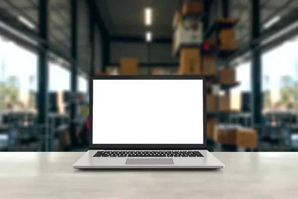 带有空白屏幕的笔记本电脑或笔记本电脑 在模糊的背景下 带有包裹递送办公室快件 图库照片