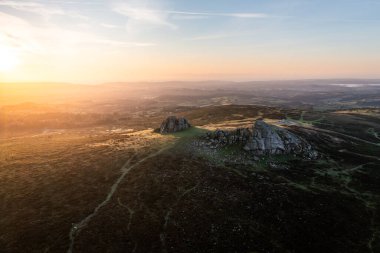 Devon 'daki Dartmoor Ulusal Parkı' nda gün doğumunda Haytor Kayalıkları 'nın hava manzarası.