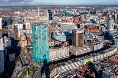 BIRMINGHAM, İngiltere - 4 Kasım 2022. Birmingham şehrinin gökyüzü manzarası Bullring Rotunda binası ve New Street İstasyonu ile birlikte.