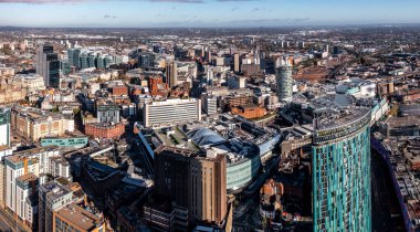 BIRMINGHAM, İngiltere - 4 Kasım 2022. Birmingham şehrinin gökyüzü manzarası Bullring Rotunda binası ve New Street İstasyonu ile birlikte.