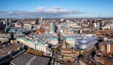BIRMINGHAM, İngiltere - 4 Kasım 2022. Birmingham şehrinin gökyüzü manzarası. Rotunda Bulvarı ve Selfridges mağazasının dış yüzeyi.
