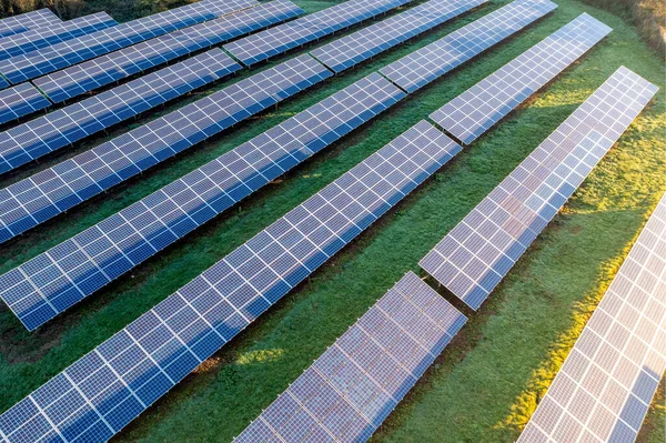 Luchtfoto Van Rijen Fotovoltaïsche Zonnepanelen Die Bij Zonsopgang Schone Hernieuwbare — Stockfoto