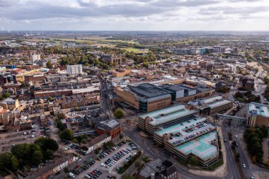 PETERBOROUGH, İngiltere - 11 Ekim 2022. Peterborough şehir merkezinin Queensgate Alışveriş Merkezi ve Katedrali ile hava manzarası