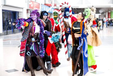 BIRMINGHAM NEC, İngiltere - 13 Kasım 2022. Kostümcüler Noel temalı kostümler giyip İngiltere 'deki bir komedi gösterisinde eğleniyorlar.