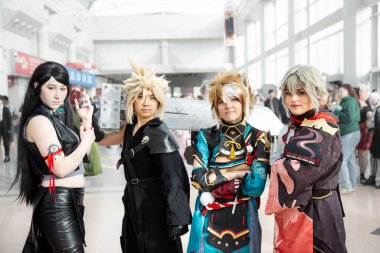 BIRMINGHAM NEC, İngiltere - 13 Kasım 2022. Popüler bir Kore ya da Japon Anime karakterleri gibi giyinmiş bir grup genç Cosplayer arkadaşı İngiltere 'deki bir MCM çizgi romanında