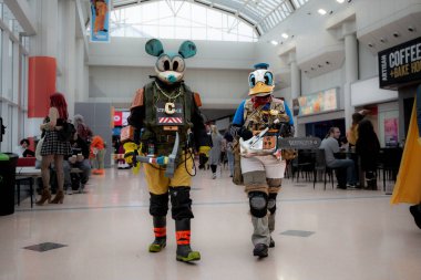 BIRMINGHAM NEC, İngiltere - 13 Kasım 2022. Post Apocalyptic Mickey Mouse ve Badland 'dan Donald Duck gibi giyinmiş oyuncular İngiltere' deki bir çizgi roman yarışmasında