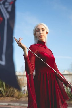 BIRMINGHAM NEC, İngiltere - 13 Kasım 2022. Game of Thrones 'daki Rhaenyra Targaryen gibi giyinmiş bir kostüm kızı bir UK Comic Con etkinliğinde.