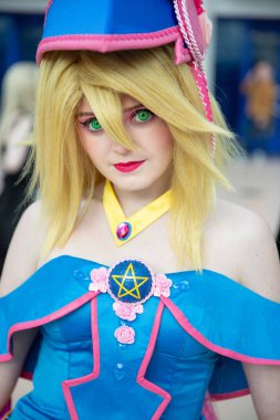 BIRMINGHAM NEC, İngiltere - 13 Kasım 2022. Yu-Gi-Oh video oyun serisindeki Karanlık Sihirbaz Kız gibi giyinmiş güzel bir kız Cosplayer 'ın yakın portresi.