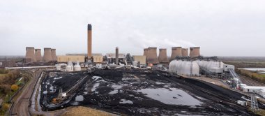 DRAX POWER İSTASYONU, İngiltere 27 Kasım 2022. Kuzey Yorkshire 'daki Selby yakınlarındaki Drax Elektrik Santrali' nin tükenmiş kömür stoğunun hava görüntüsü kömür yakıtlı bir elektrik santrali olarak yenilenemez elektrik üretiyor.