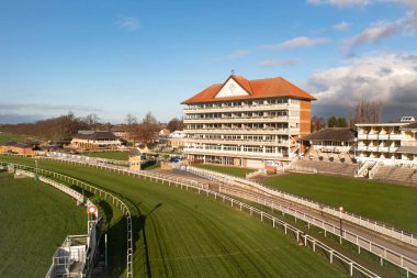 YORK RACECOURSE, İngiltere - 3 ARALIK 2022. Pistin bitiş çizgisinde ya da galibiyet çizgisinde Grandstand ve otlakla York yarış pisti manzarası