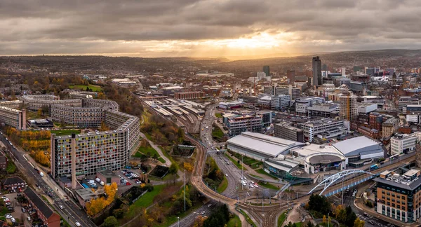 Gün batımında Sheffield şehir merkezinin hava manzarası, Ponds Forge uluslararası yüzme havuzu ve Park Hill Estate binaları ile gökyüzüne yükseliyor.