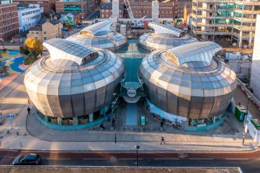 SHEFFIELD, İngiltere - 7 Aralık 2022. The Hubs olarak bilinen Sheffield Hallam Üniversitesi Öğrenci Birliği binalarının hava görüntüsü.