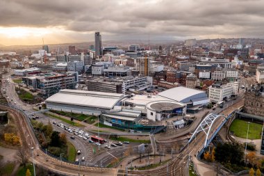SHEFFIELD, İngiltere - 6 Aralık 2022. Ponds Forge Uluslararası Spor Merkezi ve yüzme havuzlu Sheffield şehir merkezinin hava manzarası.