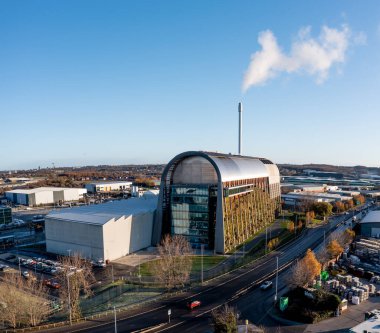 Leeds, İngiltere - 14 Aralık 2022. Veolia Leeds Geri Dönüşüm ve Enerji Toplama Alanının temiz enerji üretmek için ev atıklarının yakıldığı hava manzarası