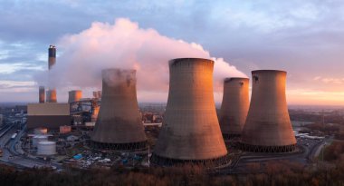 Güneş batarken atmosfere CO2 pompalayan bacalar ve soğutma kuleleriyle Kuzey Yorkshire 'daki Drax Elektrik İstasyonu' nun hava manzarası.