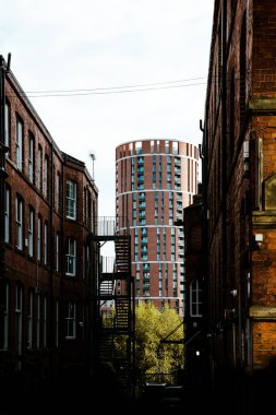 CANDLE House, Leeds, İngiltere - 8 Eylül 2022. Leeds şehir merkezindeki Candle House 'un eski mimari ve kopya alanı arasında çerçevelenmiş bir görüntüsü
