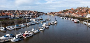 Whitby, İngiltere - 12 Mart 2023. Esk Marina nehri ve Kuzey Yorkshire 'daki Whitby sahil kasabasının havadan manzarası.