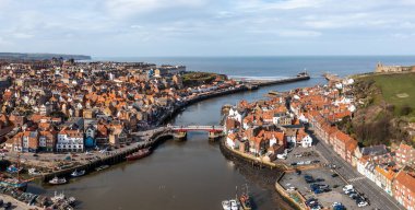 Whitby, İngiltere - 12 Mart 2023. Kuzey Yorkshire 'daki Whitby liman ve sahil kasabasının havadan manzarası