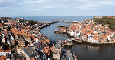 Whitby, İngiltere - 12 Mart 2023. Kuzey Yorkshire 'daki Whitby liman ve sahil kasabasının havadan manzarası