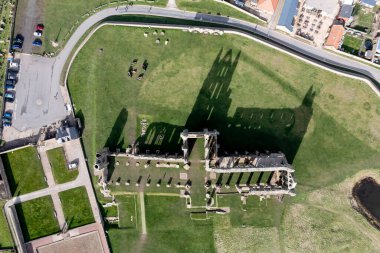 Kuzey Yorkshire sahilindeki Whitby Manastırı 'nın kalıntılarının tam üstünde bir hava haritası görüntüsü.