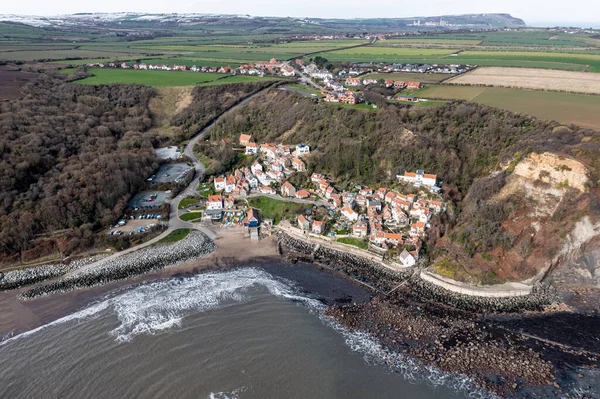 RUNSİK BAY, Kuzey Yorkshire, İngiltere - 11 Mart 2023. Runswick Körfezi 'ndeki güzel balıkçı köyünün deniz manzarası.