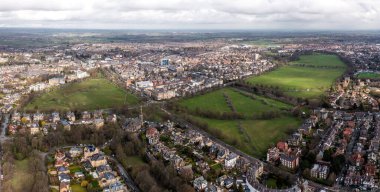 Harrogate şehrinin havadan görünüşü Başıboş Halk Parkı ve Viktorya dönemi mimarisi