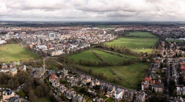 Harrogate şehrinin havadan görünüşü Başıboş Halk Parkı ve Viktorya dönemi mimarisi