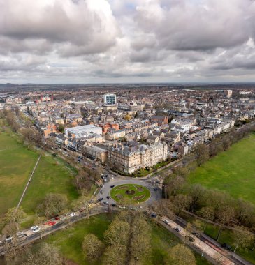 Harrogate şehrinin havadan görünüşü Başıboş Halk Parkı ve Viktorya dönemi mimarisi