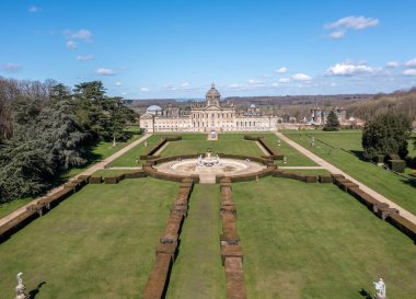 CASTLE HOWARD, YORK, UK - 27 Mart 2023. York yakınlarındaki Howardian Hills 'te, Howard Kalesi' nin görkemli manzaralı, gayrimenkullü ve resmi manzaralı bahçeleri olan Kuzey Yorkshire manzarası.