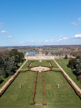CASTLE HOWARD, YORK, UK - 27 Mart 2023. York yakınlarındaki Howardian Hills 'te, Howard Kalesi' nin görkemli manzaralı, gayrimenkullü ve resmi manzaralı bahçeleri olan Kuzey Yorkshire manzarası.