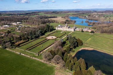 CASTLE HOWARD, YORK, UK - 27 Mart 2023. York yakınlarındaki Howardian Hills 'te, Howard Kalesi' nin görkemli manzaralı, gayrimenkullü ve resmi manzaralı bahçeleri olan Kuzey Yorkshire manzarası.